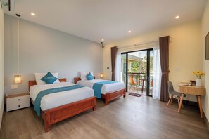 Kamar Triple Deluks, pemandangan kolam renang | Meja kerja, ruang kerja ramah laptop, kedap suara, dan Wi-Fi gratis