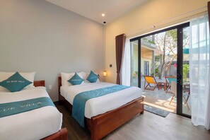 Kamar Triple Deluks, pemandangan kolam renang | Meja kerja, ruang kerja ramah laptop, kedap suara, dan Wi-Fi gratis