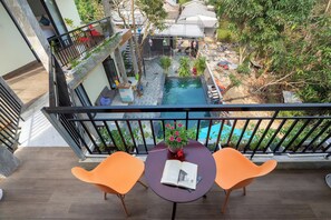 Chambre Deluxe double ou avec lits jumeaux, vue sur la piscine | Bureau, espace de travail pour ordinateurs portables