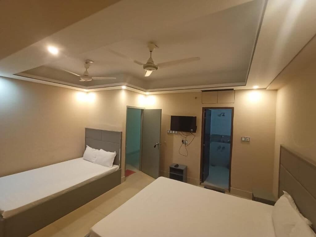 Deluxe Triple Room, City View | Peti besi dalam bilik, meja, ruang kerja komputer riba, Wi-fi percuma 