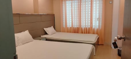 Caja de seguridad en la habitación y escritorio