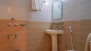 Khăn tắm, xà phòng, dầu gội, giấy vệ sinh