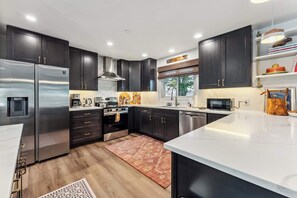 Refrigerador, microondas, horno y parrilla de estufa 