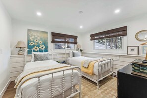 3 bedrooms, desk, WiFi, bed sheets