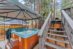 Outdoor spa tub - Kings Beach Cabin–Private Hot Tub, Near Lake & Ski (Kings Beach)