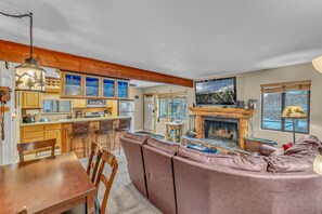 Interior - Kings Beach Cabin–Private Hot Tub, Near Lake & Ski (Kings Beach)