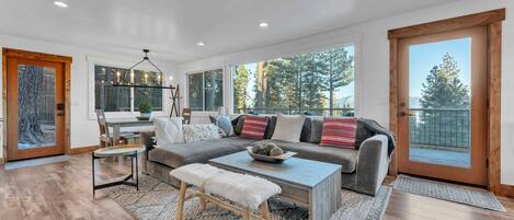 Televisión y chimenea