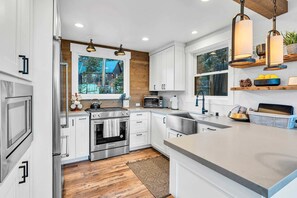 Réfrigérateur, four à micro-ondes, un four, surface de cuisson