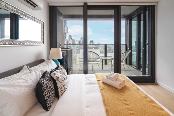 1 bedroom, iron/ironing board, WiFi, bed sheets - Bay&River Views Condo near Southern Cross Station (Docklands)