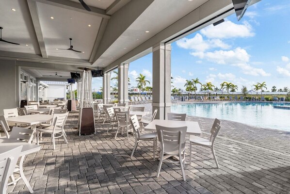 حمّام سباحة مُدفَّأ