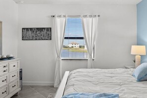 2 bedrooms, iron/ironing board, free WiFi, bed sheets - Chic and elegant waterfront home in Lorraine Lakes - Patsgang (Bradenton)