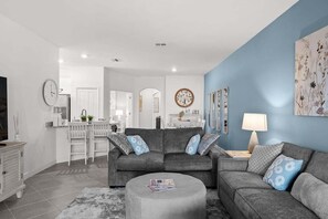 Smart TV - Chic and elegant waterfront home in Lorraine Lakes - Patsgang (Bradenton)