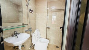 Comfort kamer, uitzicht op de stad | Badkamer | Een haardroger, pantoffels, handdoeken, zeep