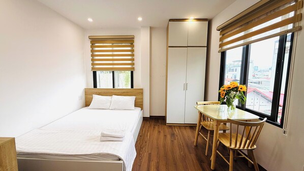 Comfort kamer, uitzicht op de stad | Een minibar, een bureau, gratis wifi