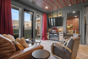 Televisión y chimenea 