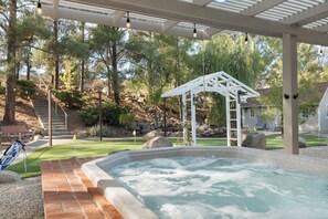 Tina de hidromasaje al aire libre