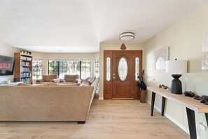 TV connectée, cheminée, table de tennis de table, livres