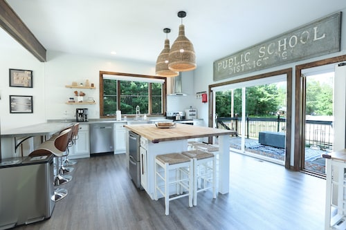 Summit Lake 2-bedroom house with AC and WiFi.