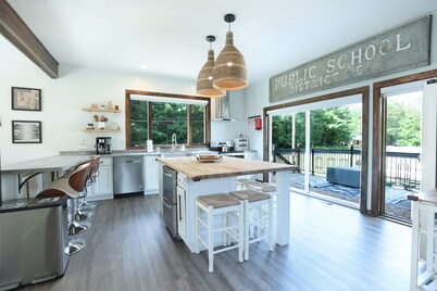 Summit Lake 2-bedroom house with AC and WiFi.