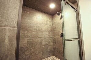 Een douche, een haardroger, handdoeken, zeep
