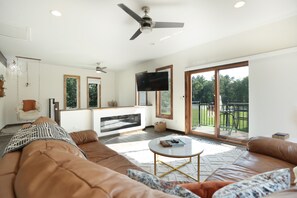 Smart TV, fireplace - Full House, Full Amenities. (Summit Lake)