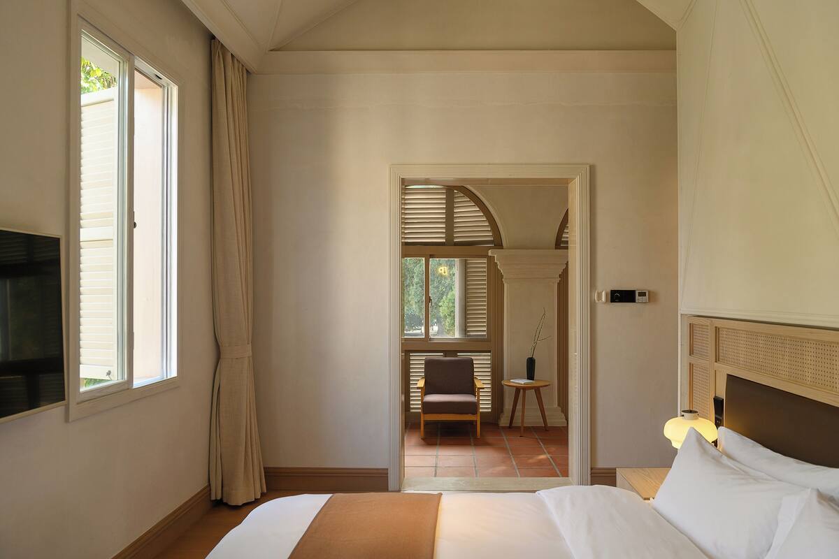 ห้องลักซ์ชัวรี่ดับเบิล, วิวสวน | ผ้านวมขนเป็ด, โต๊ะทำงาน, พื้นที่ทำงานแบบใช้แล็ปท็อป, Wi-Fi ฟรี
