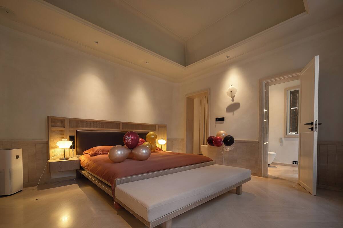 ห้องลักซ์ชัวรี่สวีท, วิวสวน | ผ้านวมขนเป็ด, โต๊ะทำงาน, พื้นที่ทำงานแบบใช้แล็ปท็อป, Wi-Fi ฟรี