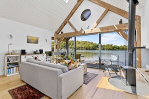 TV - Water Edge Boathouse - On the River Dart (Dittisham)