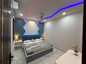 3 bedrooms, iron/ironing board, WiFi, bed sheets