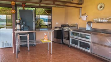 Fridge, microwave, oven, coffee/tea maker