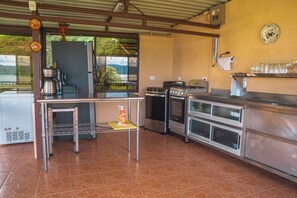 Een koelkast, een microgolfoven, een oven