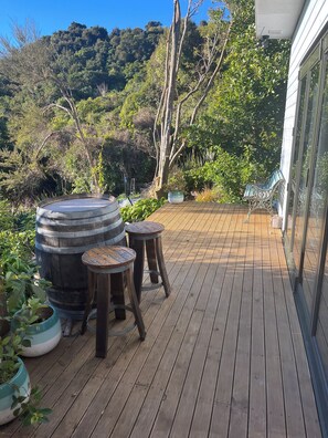 Terrace/patio - Views over Waikawa Marina & situated next to native bush (Waikawa)