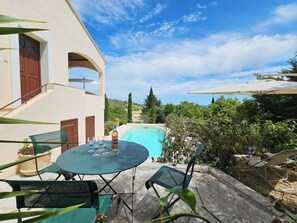 Outdoor dining - Charming villa with a pool and beautiful views (Montouliers)
