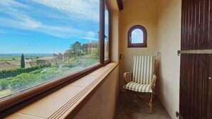 A balcony with a view of a historic building and greenery. - Charming villa with a pool and beautiful views (Montouliers)