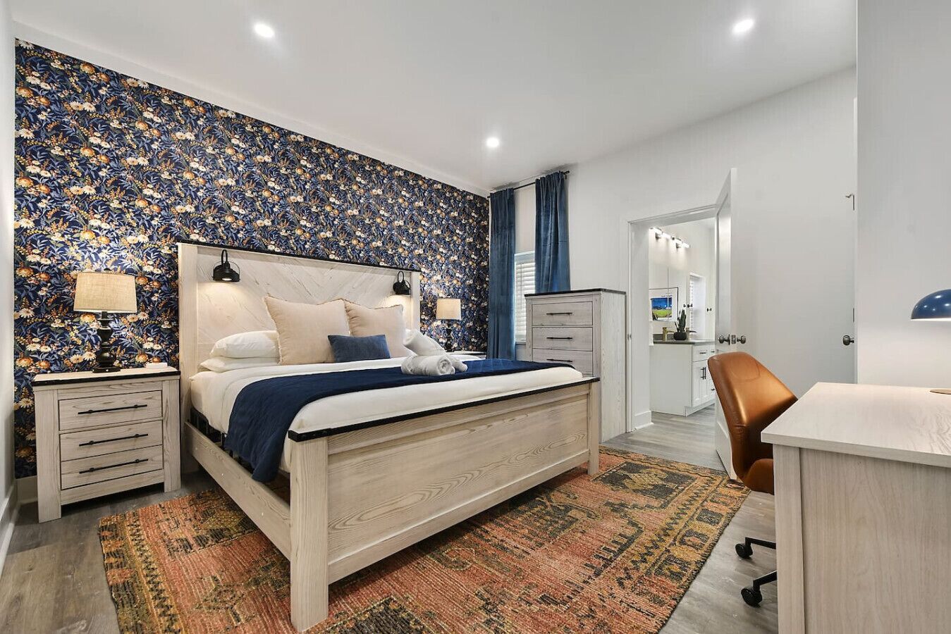 2 Schlafzimmer, Schreibtisch, Bügeleisen/Bügelbrett, Reisekinderbett