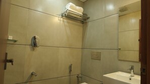 Een moderne badkamer met toilet, wastafel en douche.