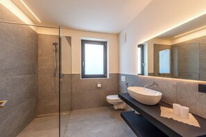 Dusche, umweltfreundliche Kosmetikartikel, Haartrockner, Bidet