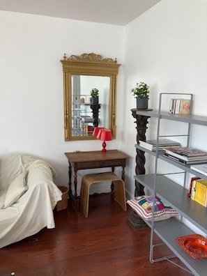 Living area - Newly renovated apartment in the 16th arrondissement, Paris (Paris)