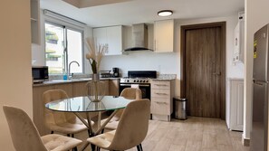 Mikrobølgeovn, ovn, kaffetrakter/tekoker og hurtigmikser