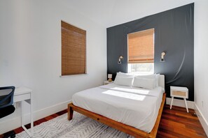 2 bedrooms, desk, iron/ironing board, internet