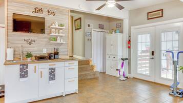 Réfrigérateur, micro-ondes, cafetiÚre/bouilloire, grille-pain