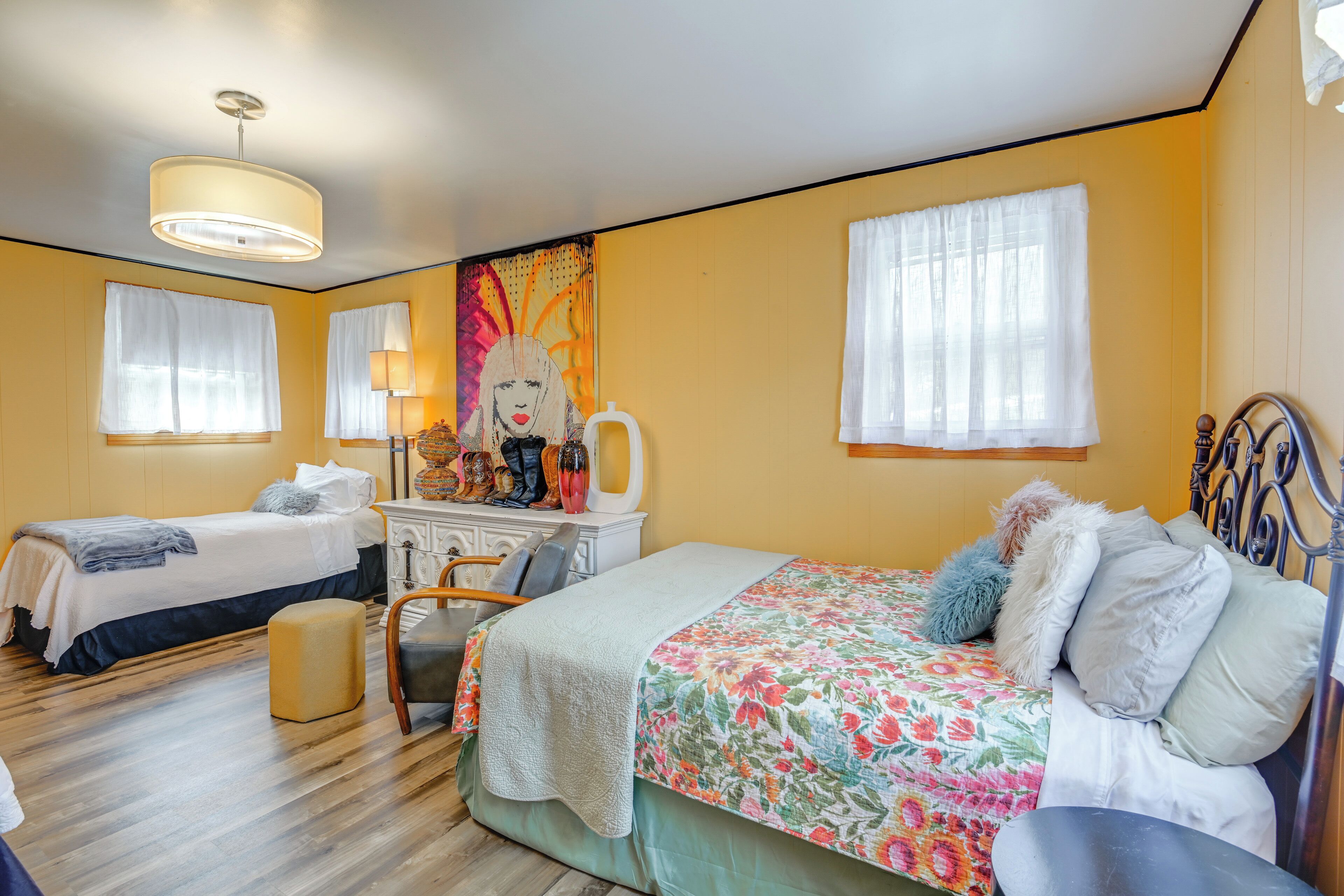 Een slaapkamer met twee bedden, een kaptafel en een stoel.