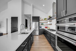Fridge, microwave, oven, stovetop - SoCo Mirage: Waterfront & Swim UP Bar (Kingsland)