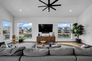 Smart TV, video games - SoCo Mirage: Waterfront & Swim UP Bar (Kingsland)