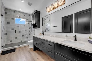 Shower, hair dryer, towels, toilet paper - SoCo Mirage: Waterfront & Swim UP Bar (Kingsland)