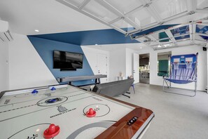Games room - SoCo Mirage: Waterfront & Swim UP Bar (Kingsland)