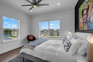5 bedrooms, iron/ironing board, WiFi, bed sheets - SoCo Mirage: Waterfront & Swim UP Bar (Kingsland)