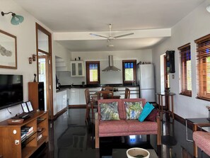 Flat-screen TV - Hibiscus Earth - CGH Earth (Cherthala)