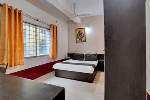 Desk, laptop workspace, free WiFi - Hotel Century Inn (Bengaluru)