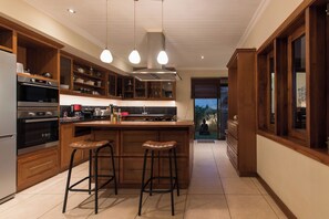 Cookware/dishes/utensils - Charming 2-bedroom house with AC and WiFi in gorgeous Pereybere (pereybere)